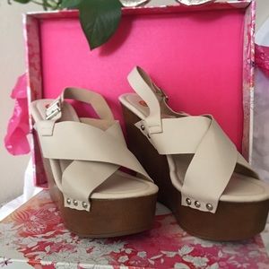 Summertime neutral wedge sandal by Chase & Chloe.